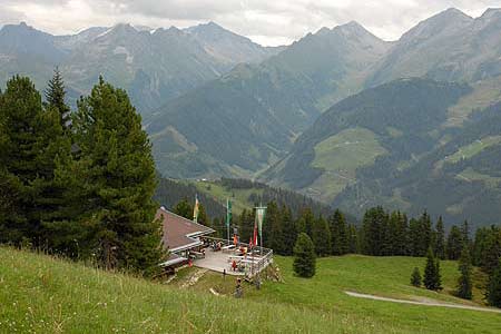 The Kreuzweisenalm Hütte overlooks Zillertal