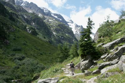 Path climbs to Refuge de la Pierre à Bérard