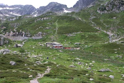 Refuge de la Pierre à Bérard is in a sheltered position