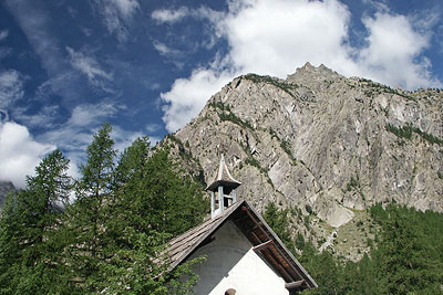 Chapel in Ailefroide with a mountain backdrop