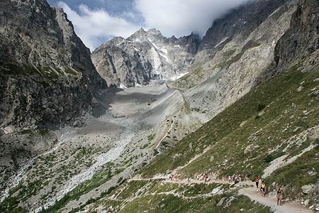 Moraine path into the Glacier Noir valley