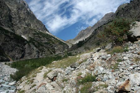 Path to Refuge du Sélé in mountain scenery