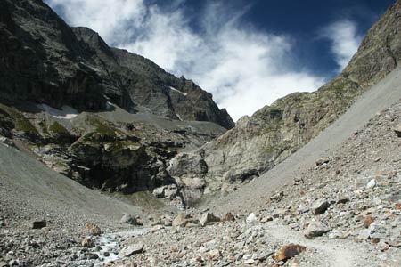 Near rock wall before Refuge du Sélé