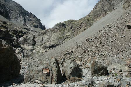 Rock wall leading to Refuge du S&eacute;l&eacute;