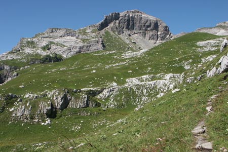Path reaches Desert de Platé with le Sautet left