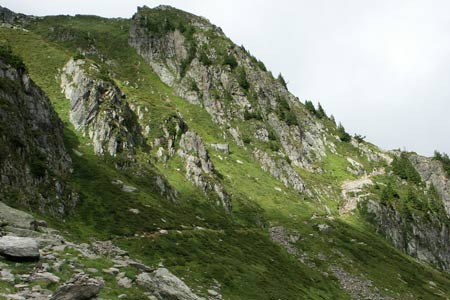 The path climbs from the TMB to the Col du Lac Cornu