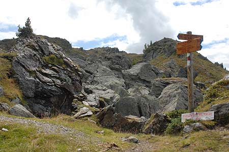 Signposts below the Karspitze