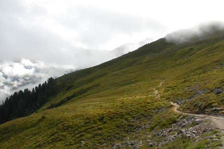 The early stages of the path to the Edelhütte