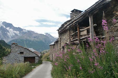 Cottages with corrugated iron roofs above les Hi&egrave;res