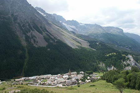 Villar d'Arène from the path from Lac du Pontet