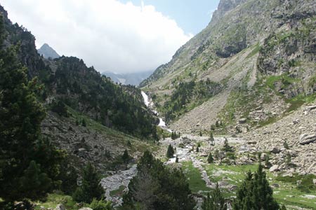 Waterfall and mountains in the Gaube Valley