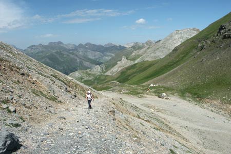 Port du Boucharo and start of Refuge des Sarradets path