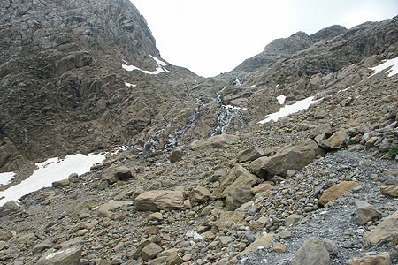 The path continuing to the Refuge des Sarradets