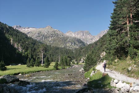 Path along Marcadau Valley to Refuge Wallon