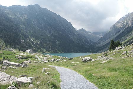 The small restaurant on the shores of the Lac de Gaube