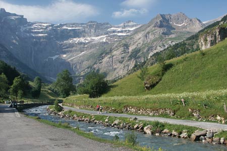 The approach from Gavarnie village to the Cirque
