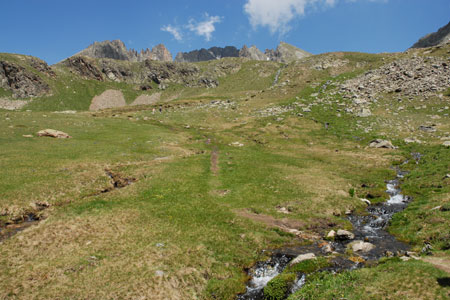 Ar&ecirc;tes behind the Lacs de Prals from Plan de Prals
