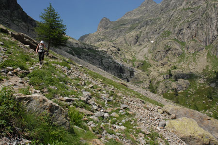 Descending the valley below the Cascades de l'Estrect