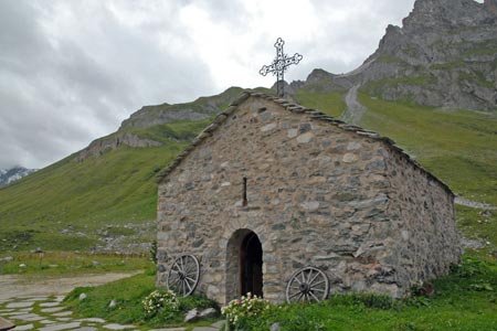 The small chapel adjacent to the refuge du Roc de la Pêche