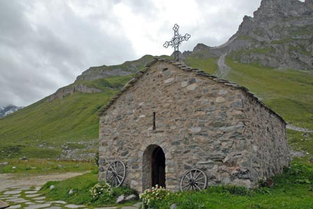 The small chapel adjacent to the refuge du Roc de la Pêche