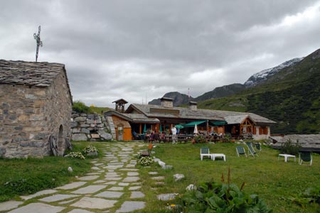 The refuge du Roc de la Pêche above Pralognan