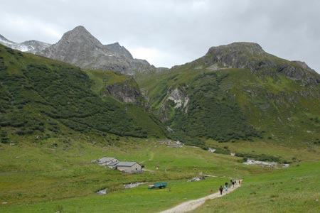 Pastures at Ritort and farm providing refreshments