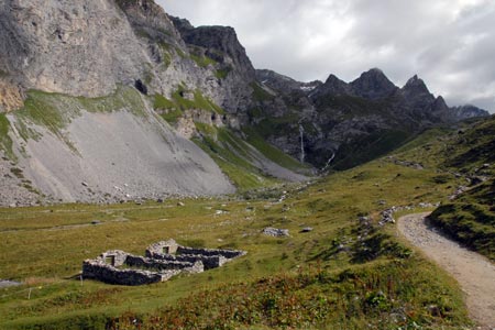 Derelict farm buildings below the path to Lac des Vaches