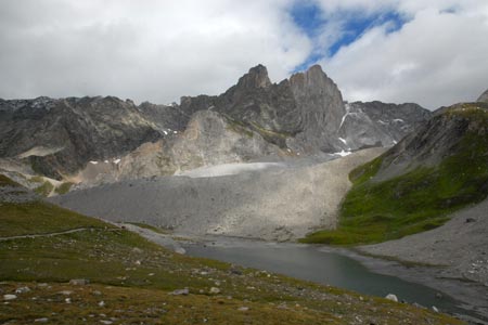 Lac Long is passed just before Refuge du Col de la Vanoise
