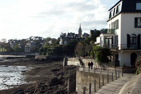 The coastal footpath near the centre of Dinan