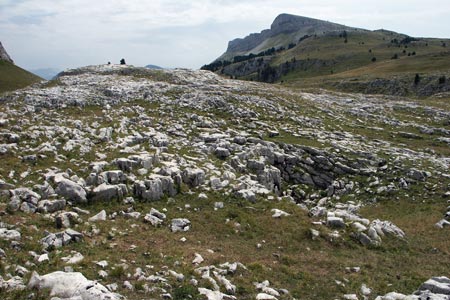 The Montagnette escarpment above Chichilianne