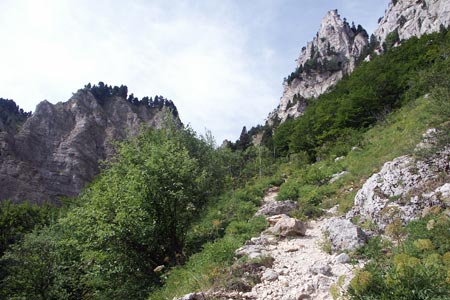 Narrow path climbing up to Pas de l'Aiguille