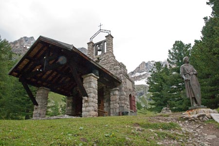 The small chapel near the Rifugio Contrin