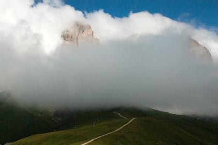 Path to Forc Rodela with Sassolungo in cloud