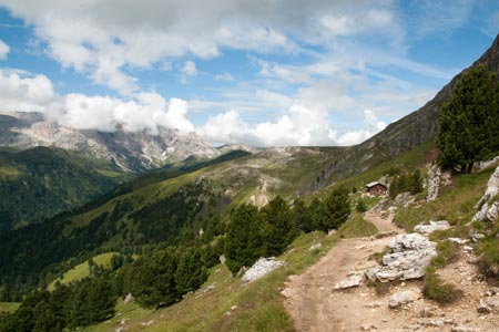 Path 557 as it approaches Rifugio Sandro Pertini