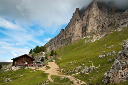Rifugio Sandro Pertini on path 557