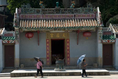 Cheng Chau Island - ladies in front of a Temple