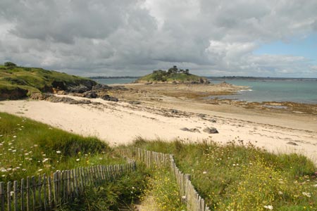 The first beach encountered on GR34 from St-Briac-sur-Mer