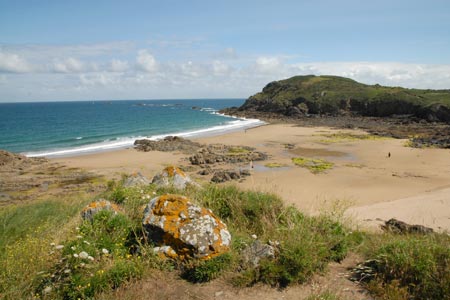 Pointe de la Garde Gu&eacute;rin lies across the beach