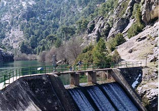 The dam at Embalse de los Organos