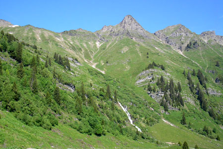 Les Fontaines Blanches from La Tovassiere