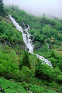 Les Fountaines Blanches tumble out of the clouds