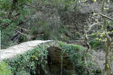 Picturesque bridge between Monterosso and Vernazza
