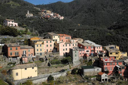 The hamlet of Lizza occupies the foreground
