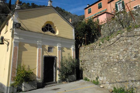 A small chapel in the hamlet of Lizza