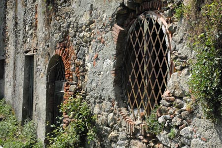 Derelict barn below Montale

